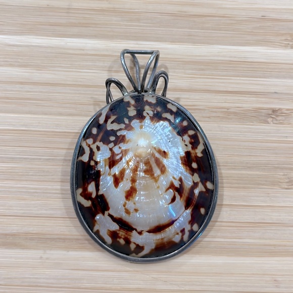 Vintage Coastal Shell Pendant - Picture 1 of 2